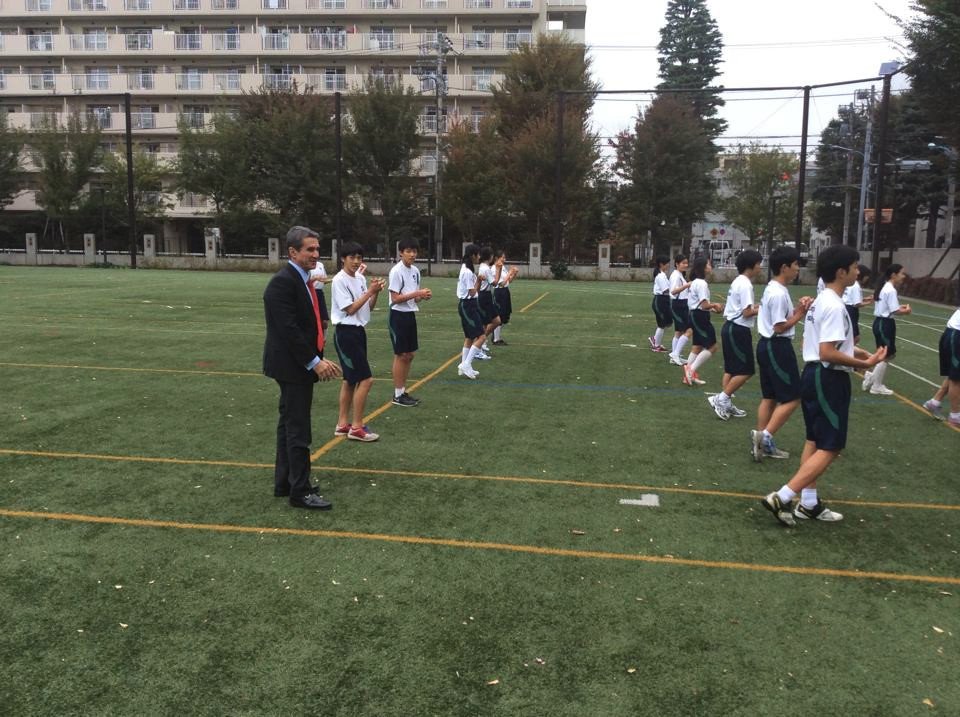 Ο Λοβέρδος με κοστούμι κάνει μαθήματα καράτε με Γιαπωνεζάκια [εικόνες] | iefimerida.gr 9