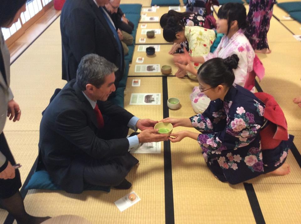 Ο Λοβέρδος με κοστούμι κάνει μαθήματα καράτε με Γιαπωνεζάκια [εικόνες] | iefimerida.gr 6