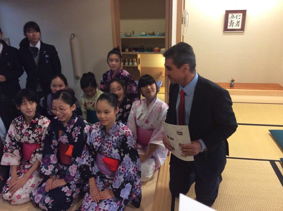 Ο Λοβέρδος με κοστούμι κάνει μαθήματα καράτε με Γιαπωνεζάκια [εικόνες] | iefimerida.gr 5