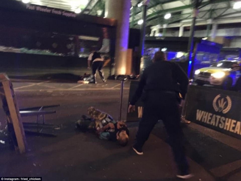 Οκτώ αστυνομικοί εξουδετέρωσαν τους τρομοκράτες στο Λονδίνο ρίχνοντάς τους 50 σφαίρες [εικόνες & βίντεο] | iefimerida.gr 3