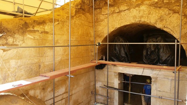 Νέες φωτογραφίες από τις ανασκαφές στην Αμφίπολη -Βρέθηκε τμήμα μαρμάρινου δαπέδου, σε εξαιρετικά καλή κατάσταση | iefimerida.gr 8