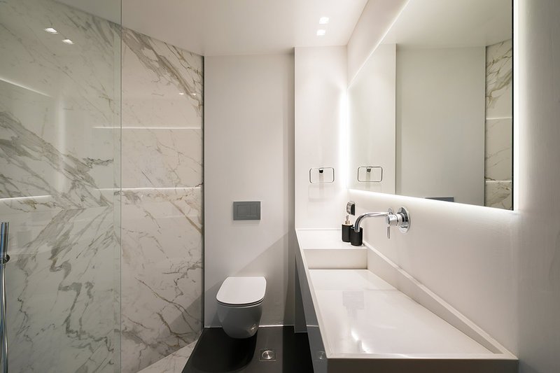 Η μεταμόρφωση παλιών γραφείων στην πλατεία Καρύτση σε ένα μίνιμαλ ντιζαϊνάτο διαμέρισμα -Με θέα όλο το κέντρο [εικόνες]  | iefimerida.gr 9