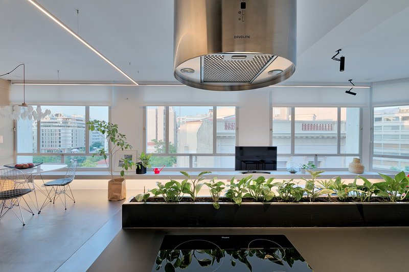 Η μεταμόρφωση παλιών γραφείων στην πλατεία Καρύτση σε ένα μίνιμαλ ντιζαϊνάτο διαμέρισμα -Με θέα όλο το κέντρο [εικόνες]  | iefimerida.gr 1