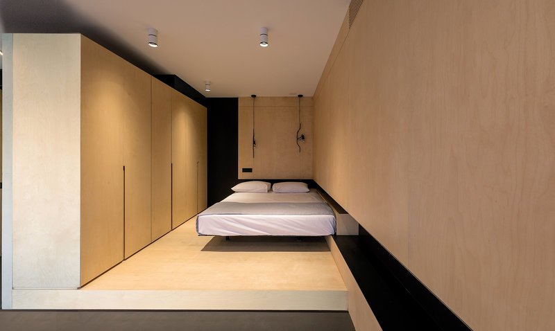 Η μεταμόρφωση παλιών γραφείων στην πλατεία Καρύτση σε ένα μίνιμαλ ντιζαϊνάτο διαμέρισμα -Με θέα όλο το κέντρο [εικόνες]  | iefimerida.gr 3