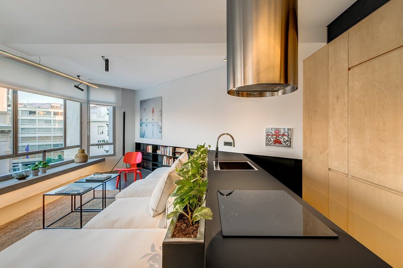 Η μεταμόρφωση παλιών γραφείων στην πλατεία Καρύτση σε ένα μίνιμαλ ντιζαϊνάτο διαμέρισμα -Με θέα όλο το κέντρο [εικόνες]  | iefimerida.gr 4