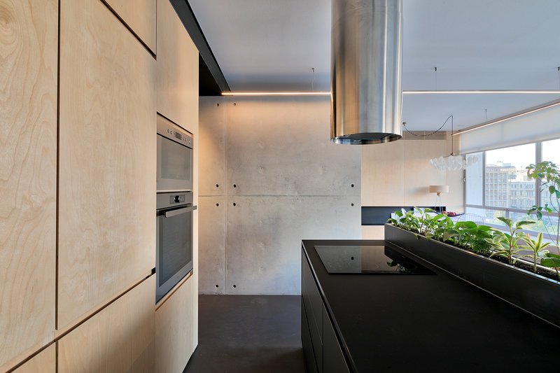 Η μεταμόρφωση παλιών γραφείων στην πλατεία Καρύτση σε ένα μίνιμαλ ντιζαϊνάτο διαμέρισμα -Με θέα όλο το κέντρο [εικόνες]  | iefimerida.gr 5