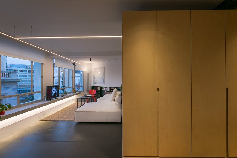 Η μεταμόρφωση παλιών γραφείων στην πλατεία Καρύτση σε ένα μίνιμαλ ντιζαϊνάτο διαμέρισμα -Με θέα όλο το κέντρο [εικόνες]  | iefimerida.gr 6