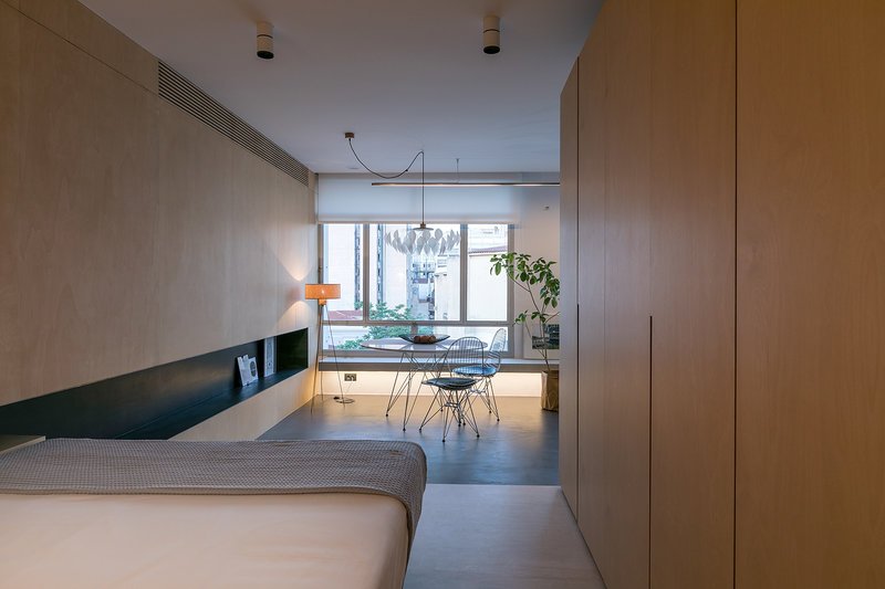 Η μεταμόρφωση παλιών γραφείων στην πλατεία Καρύτση σε ένα μίνιμαλ ντιζαϊνάτο διαμέρισμα -Με θέα όλο το κέντρο [εικόνες]  | iefimerida.gr 7