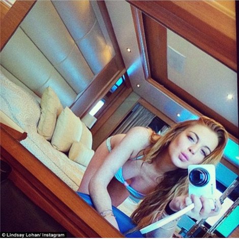 Η Λίντσεϊ Λόχαν  πασχίζει να βγάλει μία σέξι selfie -Ποζάρει με το μαγιό [εικόνα] | iefimerida.gr 0