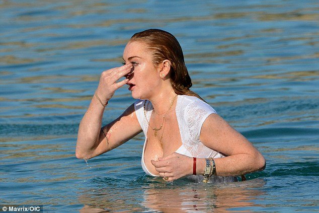 H Λίντσεϊ Λόχαν βουτά στα νερά της Μυκόνου με σέξι διάφανα λευκά εσώρουχα [εικόνες & βίντεο] | iefimerida.gr 4