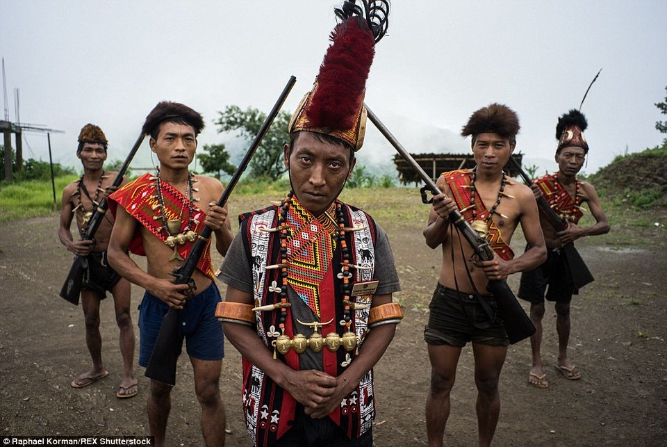Το χωριό του τρόμου: Οι «κυνηγοί» κεφαλών που καπνίζουν όπιο όλη τη μέρα [εικόνες] | iefimerida.gr 0