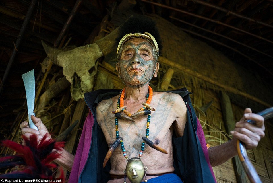 Το χωριό του τρόμου: Οι «κυνηγοί» κεφαλών που καπνίζουν όπιο όλη τη μέρα [εικόνες] | iefimerida.gr 1