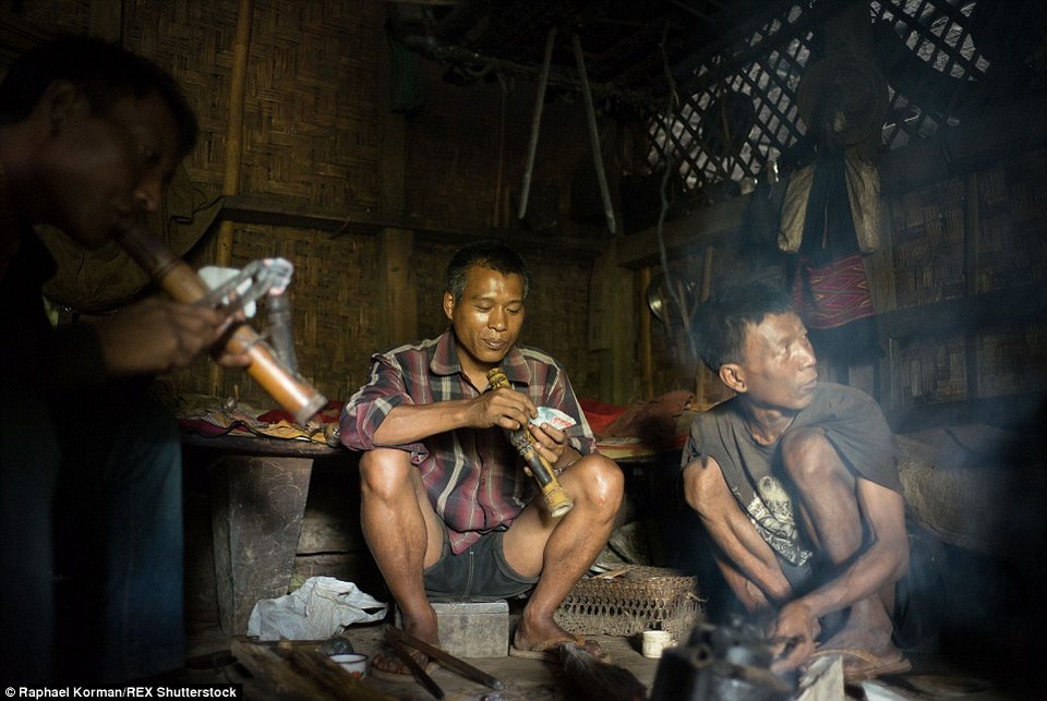 Το χωριό του τρόμου: Οι «κυνηγοί» κεφαλών που καπνίζουν όπιο όλη τη μέρα [εικόνες] | iefimerida.gr 2