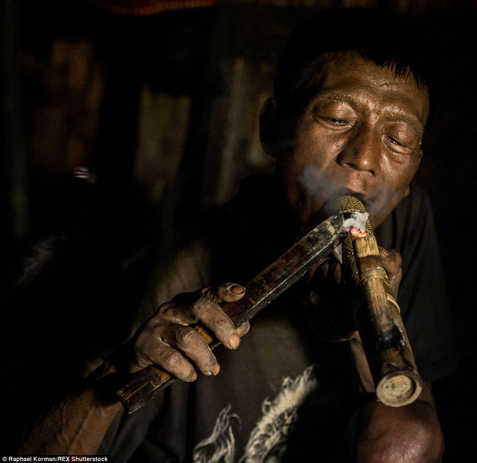 Το χωριό του τρόμου: Οι «κυνηγοί» κεφαλών που καπνίζουν όπιο όλη τη μέρα [εικόνες] | iefimerida.gr 4