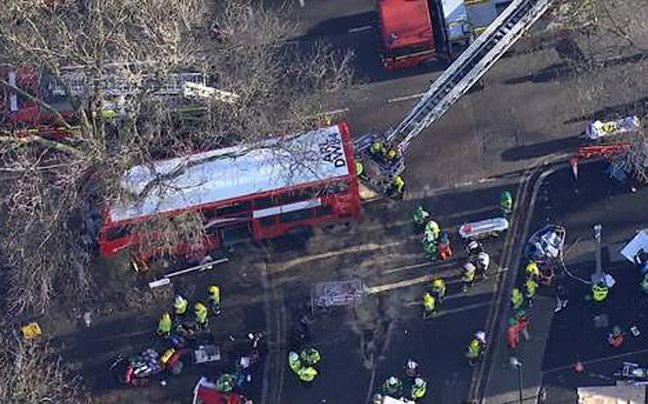 Νέο αιματηρό περιστατικό στο Λονδίνο-Δεκάδες τραυματίες από το τροχαίο με λεωφορείο-Εγκλωβισμένοι δύο επιβάτες [εικόνα&βίντεο] | iefimerida.gr 0