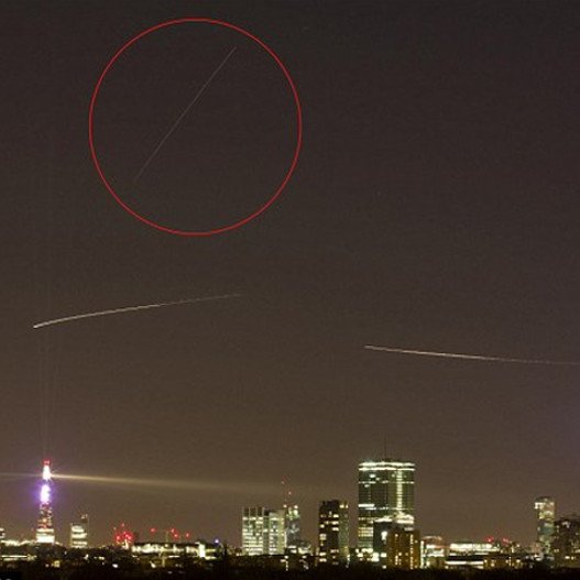  Η λάμψη στον ουρανό του Λονδίνουτην Παραμονή των Χριστουγέννων που έκανε μικρούς και μεγάλους να πιστέψουν ότι ήταν ο Αγιος Βασίλης με το έλκηθρο [εικόνες] | iefimerida.gr 1