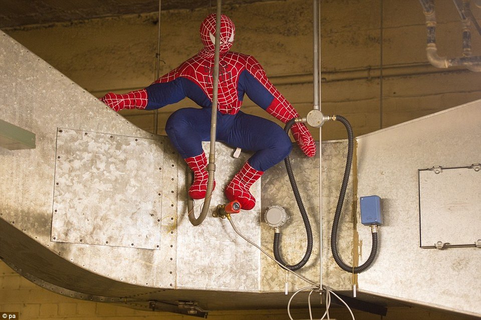 Ενα προσθετικό πόδι, χιλιάδες κινητά, μια περούκα -Στα άδυτα ενός γραφείου «απολεσθέντων» [εικόνες] | iefimerida.gr 1