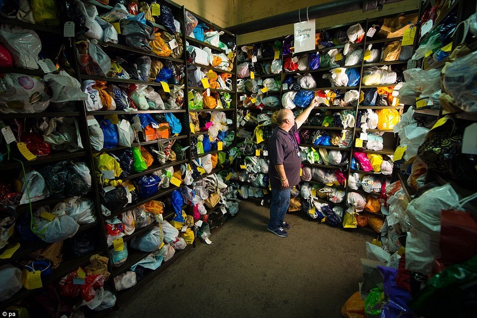 Ενα προσθετικό πόδι, χιλιάδες κινητά, μια περούκα -Στα άδυτα ενός γραφείου «απολεσθέντων» [εικόνες] | iefimerida.gr 3