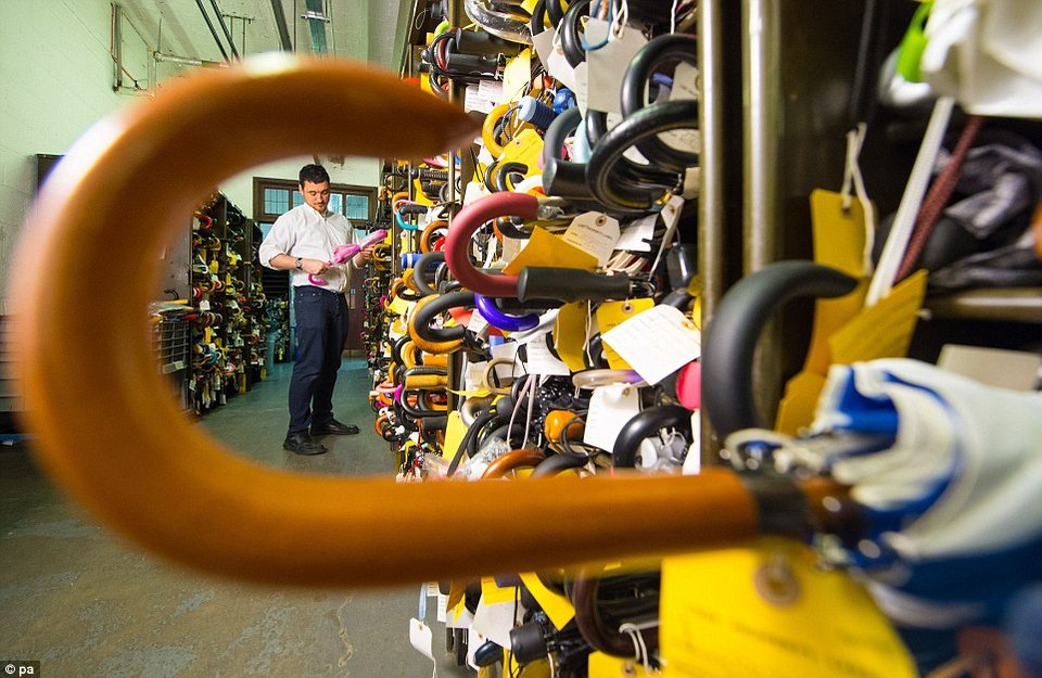 Ενα προσθετικό πόδι, χιλιάδες κινητά, μια περούκα -Στα άδυτα ενός γραφείου «απολεσθέντων» [εικόνες] | iefimerida.gr 4