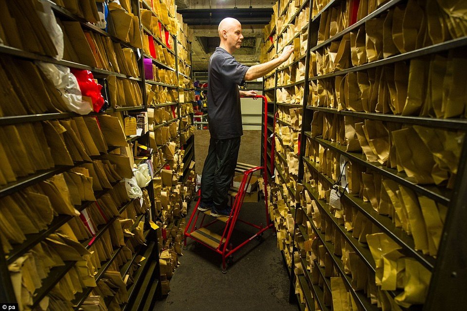 Ενα προσθετικό πόδι, χιλιάδες κινητά, μια περούκα -Στα άδυτα ενός γραφείου «απολεσθέντων» [εικόνες] | iefimerida.gr 7