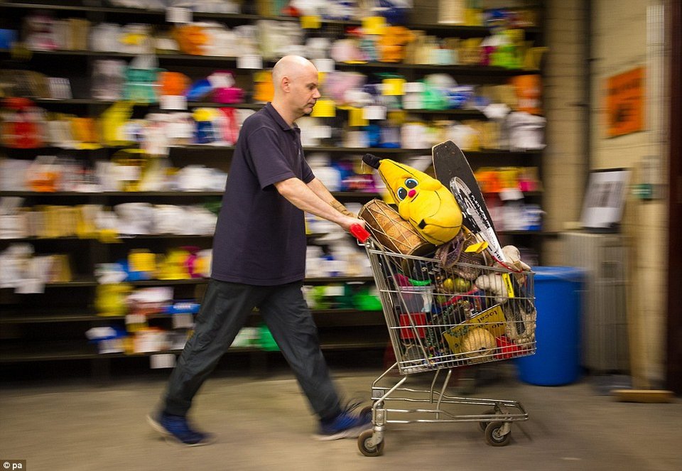 Ενα προσθετικό πόδι, χιλιάδες κινητά, μια περούκα -Στα άδυτα ενός γραφείου «απολεσθέντων» [εικόνες] | iefimerida.gr 8