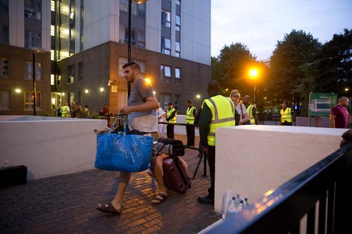 Λονδίνο: Εκκένωσαν 5 πολυκατοικίες λόγω κινδύνου πυρκαγιάς -Εξαλλοι οι ένοικοι [εικόνες & βίντεο] | iefimerida.gr 0