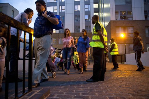 Λονδίνο: Εκκένωσαν 5 πολυκατοικίες λόγω κινδύνου πυρκαγιάς -Εξαλλοι οι ένοικοι [εικόνες & βίντεο] | iefimerida.gr 2