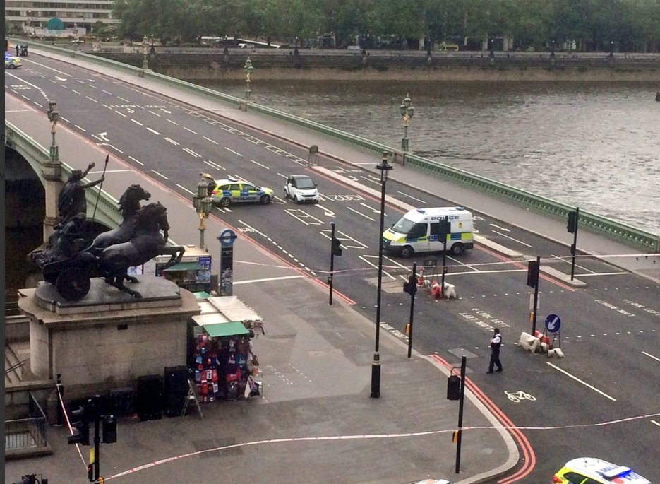 Απίστευτο: Πάρκαρε το αμάξι του στη γέφυρα Γουεστμίνιστερ -Εθεσε σε συναγερμό το Λονδίνο [εικόνες] | iefimerida.gr 1