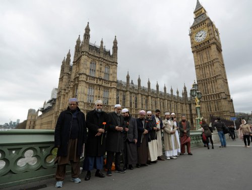 Ενός λεπτού σιγή για τα θύματα του Λονδίνου -Σχημάτισαν ανθρώπινη αλυσίδα [εικόνες] | iefimerida.gr 6