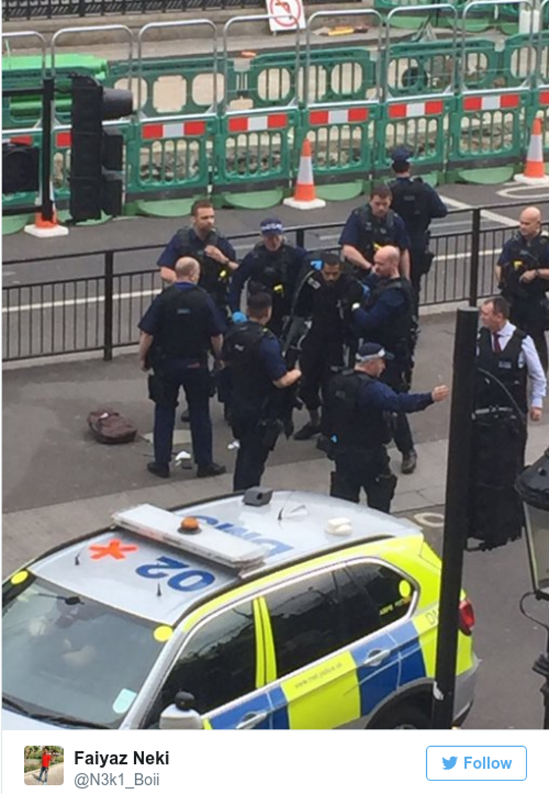 Συνελήφθη άνδρας με σακίδιο γεμάτο μαχαίρια, έξω από το γραφείο της Τερέζα Μέι [εικόνες & βίντεο] | iefimerida.gr 4