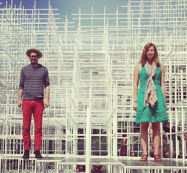 Το πιο τρελό ζευγάρι- Ταξίδεψαν 21 ημέρες στην Ευρώπη με τα ίδια ρούχα για να δουν αν ταιριάζουν [εικόνες] | iefimerida.gr 3