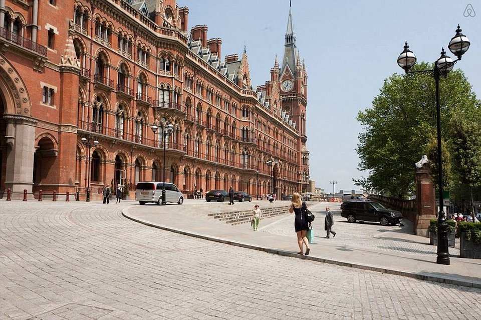 Ενα ατμοσφαιρικό διαμέρισμα με ταβάνι 10 μέτρων -Κρύβεται σε πύργο με ρολόι στο Λονδίνο [εικόνες] | iefimerida.gr 9