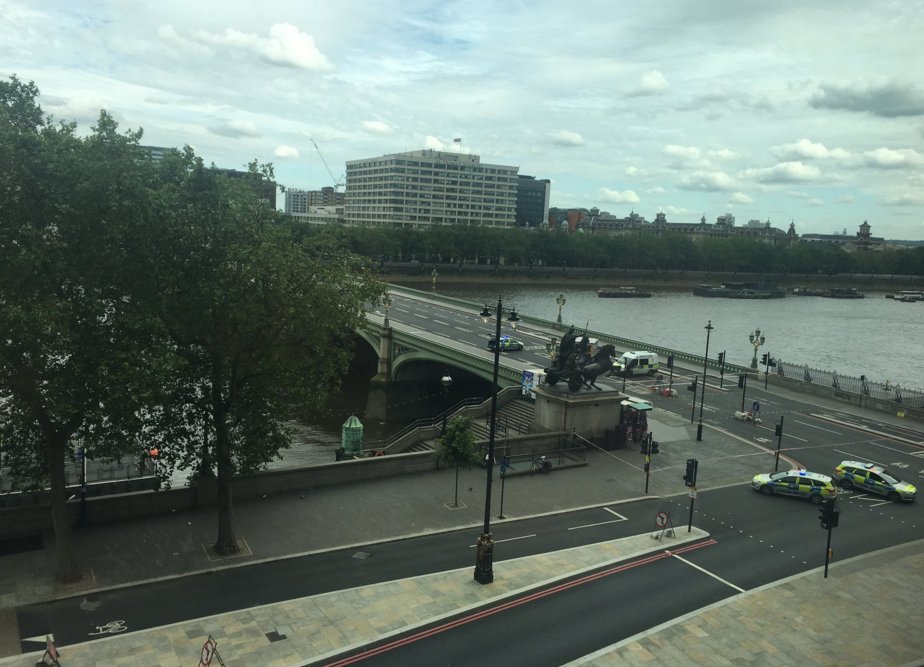 Απίστευτο: Πάρκαρε το αμάξι του στη γέφυρα Γουεστμίνιστερ -Εθεσε σε συναγερμό το Λονδίνο [εικόνες] | iefimerida.gr 0