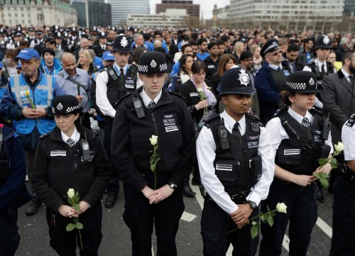 Ενός λεπτού σιγή για τα θύματα του Λονδίνου -Σχημάτισαν ανθρώπινη αλυσίδα [εικόνες] | iefimerida.gr 0
