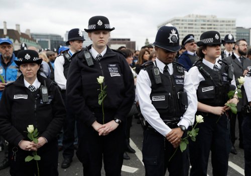 Ενός λεπτού σιγή για τα θύματα του Λονδίνου -Σχημάτισαν ανθρώπινη αλυσίδα [εικόνες] | iefimerida.gr 1