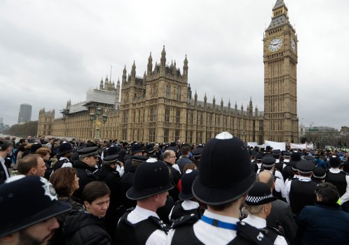 Ενός λεπτού σιγή για τα θύματα του Λονδίνου -Σχημάτισαν ανθρώπινη αλυσίδα [εικόνες] | iefimerida.gr 3