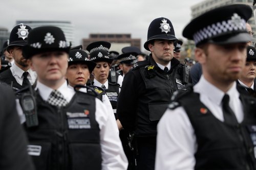 Ενός λεπτού σιγή για τα θύματα του Λονδίνου -Σχημάτισαν ανθρώπινη αλυσίδα [εικόνες] | iefimerida.gr 4