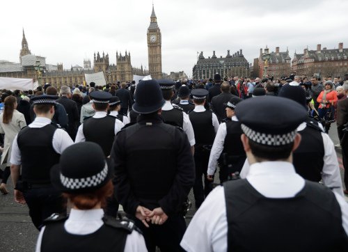 Ενός λεπτού σιγή για τα θύματα του Λονδίνου -Σχημάτισαν ανθρώπινη αλυσίδα [εικόνες] | iefimerida.gr 5