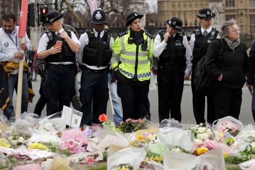 Ενός λεπτού σιγή για τα θύματα του Λονδίνου -Σχημάτισαν ανθρώπινη αλυσίδα [εικόνες] | iefimerida.gr 7