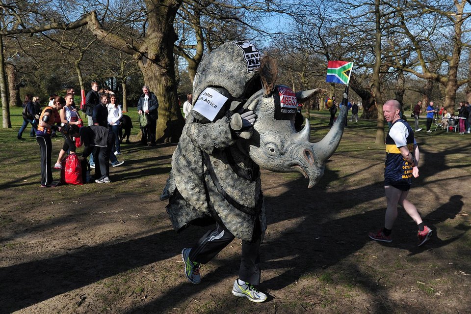 Καμήλες, ρινόκεροι και Στρουμφάκια έτρεξαν στο μαραθώνιο του Λονδίνου! [εικόνες] | iefimerida.gr 4