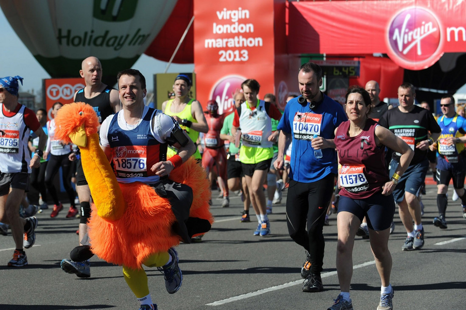 Καμήλες, ρινόκεροι και Στρουμφάκια έτρεξαν στο μαραθώνιο του Λονδίνου! [εικόνες] | iefimerida.gr 3