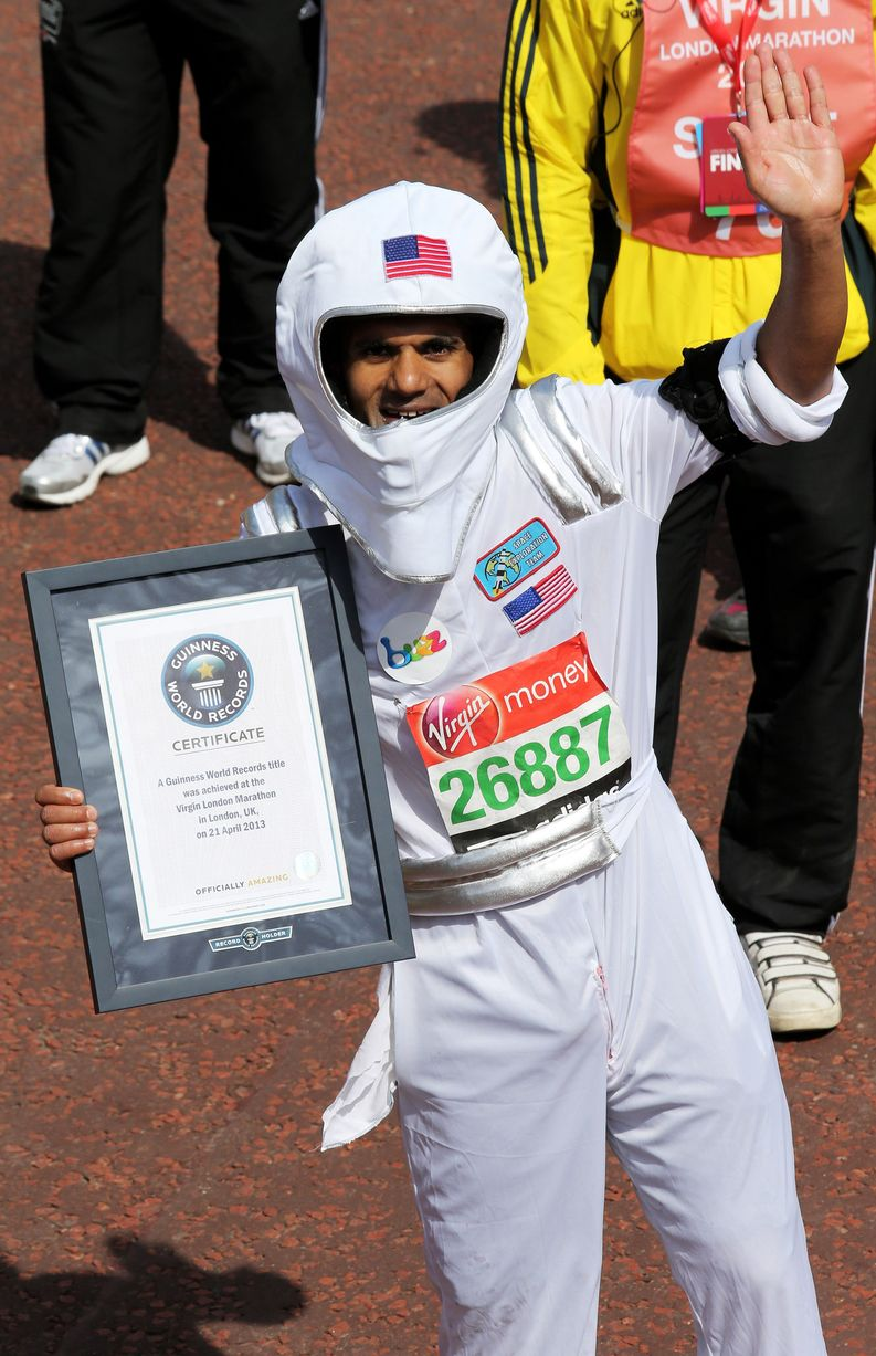 Καμήλες, ρινόκεροι και Στρουμφάκια έτρεξαν στο μαραθώνιο του Λονδίνου! [εικόνες] | iefimerida.gr 0