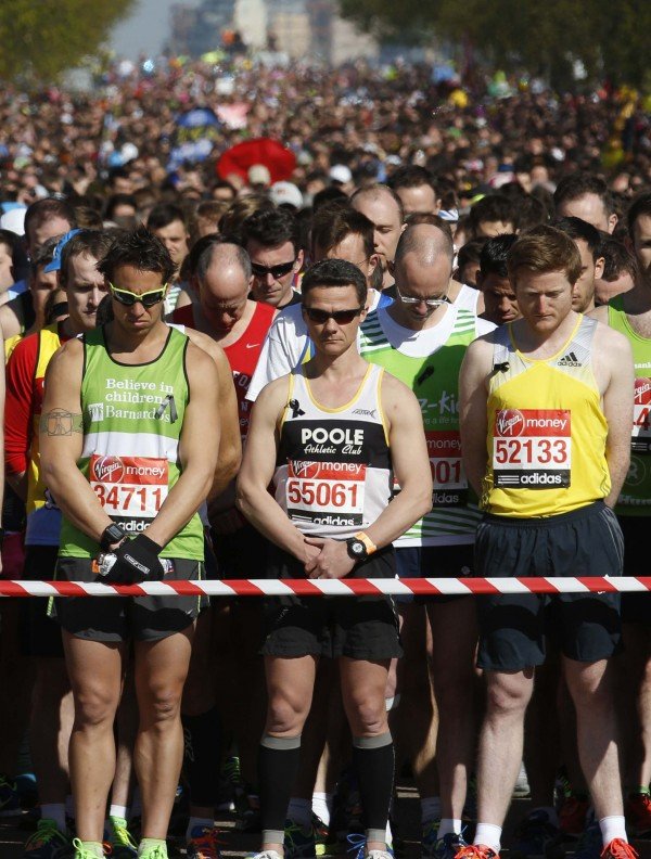 Ράγισαν και οι πέτρες -Σιγή από 36.000 δρομείς στο μαραθώνιο του Λονδίνου για θύματα της Βοστώνης [εικόνα]  | iefimerida.gr 0