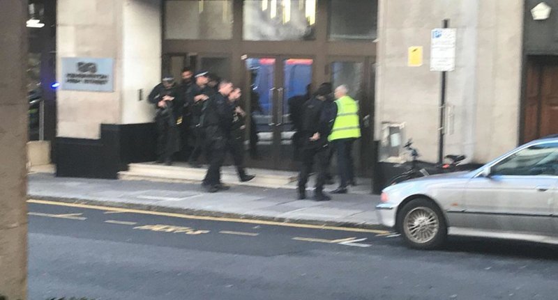 Λονδίνο: Δύο τραυματίες από μαχαίρωμα στα κεντρικά της Sony -Καβγάς υπαλλήλων κέτερινγκ [εικόνες] | iefimerida.gr 2