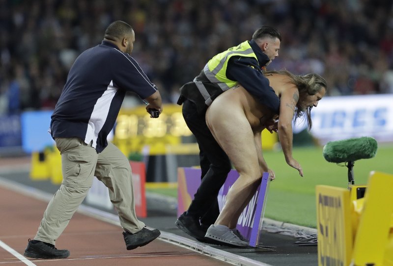 Παγκόσμιο πρωτάθλημα: Μπήκε γυμνός στο στάδιο και άρχισε να τρέχει πριν τον τελικό των 100 μ. [εικόνες & βίντεο] | iefimerida.gr 1