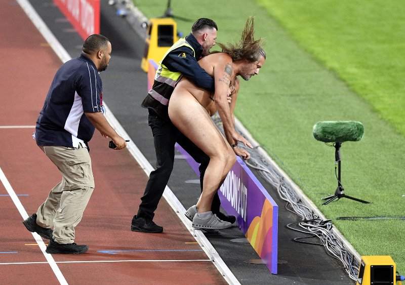 Παγκόσμιο πρωτάθλημα: Μπήκε γυμνός στο στάδιο και άρχισε να τρέχει πριν τον τελικό των 100 μ. [εικόνες & βίντεο] | iefimerida.gr 2