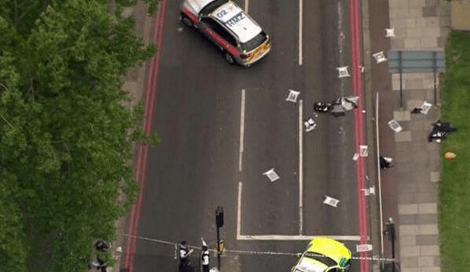 Σοκ στο Λονδίνο - Αποκεφάλισαν με μπαλτά στρατιώτη - Τι είπε ο δολοφόνος με ματωμένα χέρια στην κάμερα [βίντεο&εικόνες] | iefimerida.gr 1