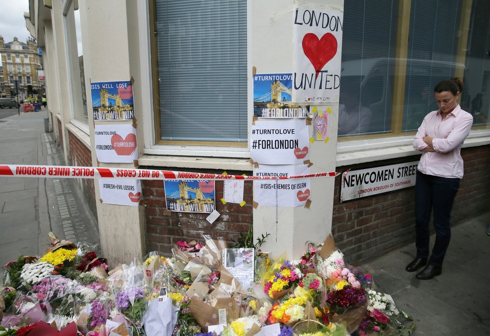 Αγρυπνία στο Λονδίνο με μήνυμα κατά της τρομοκρατίας: Θα σας νικήσουμε [εικόνες & βίντεο] | iefimerida.gr 9