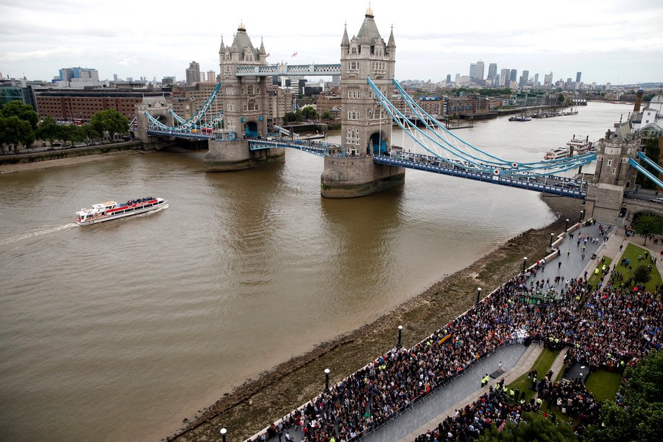 Αγρυπνία στο Λονδίνο με μήνυμα κατά της τρομοκρατίας: Θα σας νικήσουμε [εικόνες & βίντεο] | iefimerida.gr 2