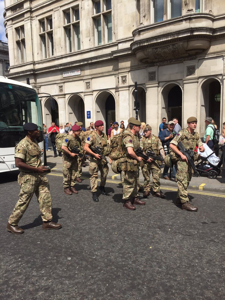 Ο στρατός βγήκε στους δρόμους του Λονδίνου -Βαριά οπλισμένοι στρατιώτες, έτοιμοι για όλα [εικόνες] | iefimerida.gr 2